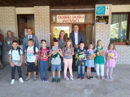 Bribirski prvašići s učiteljicom, ravnateljem i načelnikom