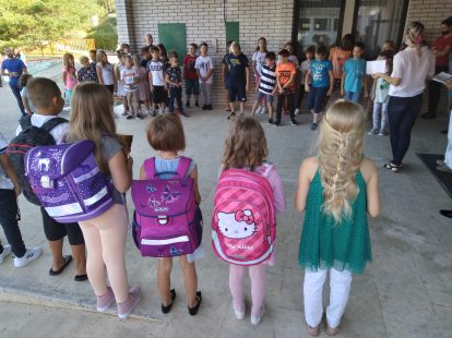 Bribirski stariji učenici poželili dobrodošlicu prvašićima pjesmom i recitacijama
