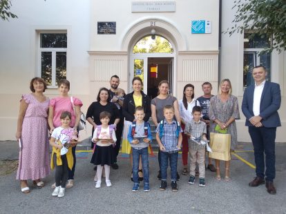 Tribaljski prvašići i njihovi roditelji s učiteljicom, ravnateljicom i načelnikom